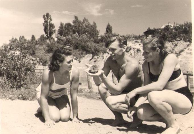 1949-08. Сборы накануне чемпионата Европы в Праге, август 1949 года. Валентина Свиридова, Константин Рева, Вера Миссик и ёжик 